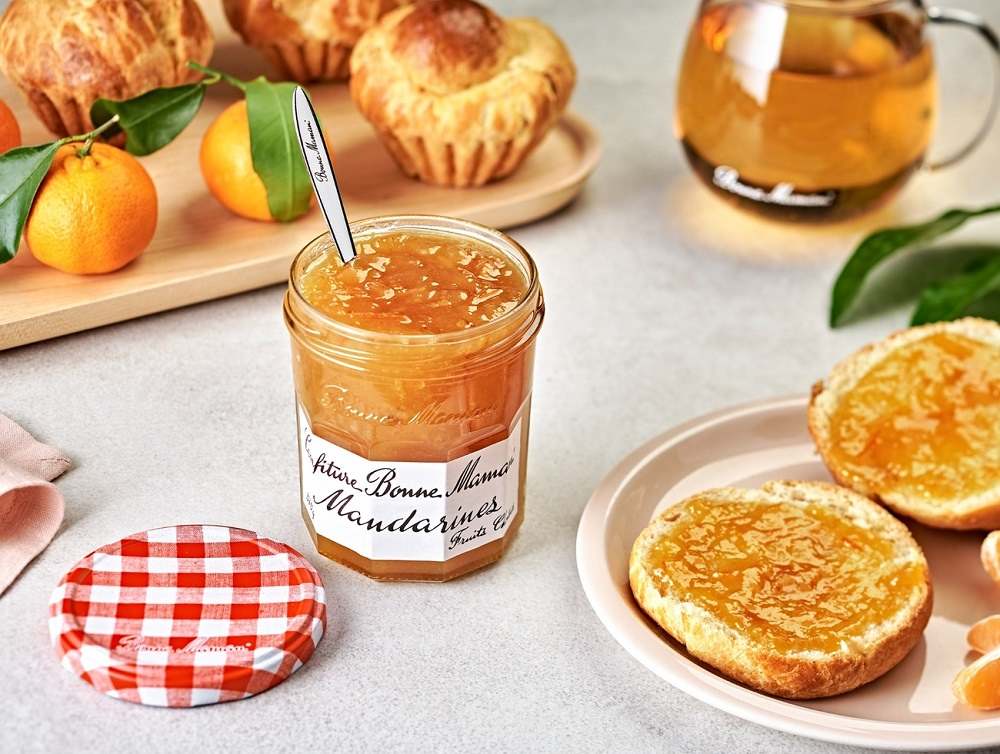 With every spoonful, Bonne Maman Mandarin Marmalade delivers a deliciously tangy citrus flavor with a hint of bittersweet notes, making it ideal for spreading on fresh brioche, warm crepes, or as a topping for a creative cheesecake. This marmalade promises comfort and warmth, reminiscent of homemade preserves crafted with love, just like a grandmother might make for her family.