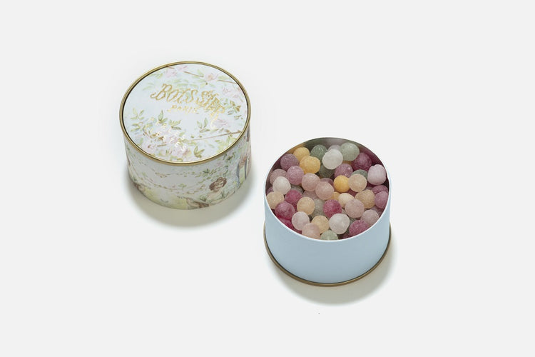 These pearls, which come from the well-known brand Maison Boissier and are made with careful craftsmanship, achieve a genuine flavor by combining cooked sugar and syrup that is organically flavored.