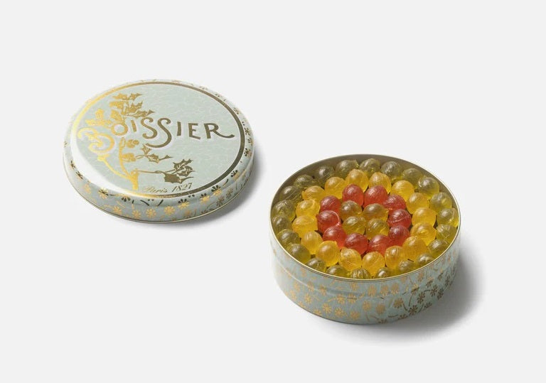 Delight in Maison Boissier's 275g Hard Candy Citrus Collection. A luxurious mix of orange, lemon, and lime flavors, this tin is a tribute to the brand's rich heritage and confectionery excellence.